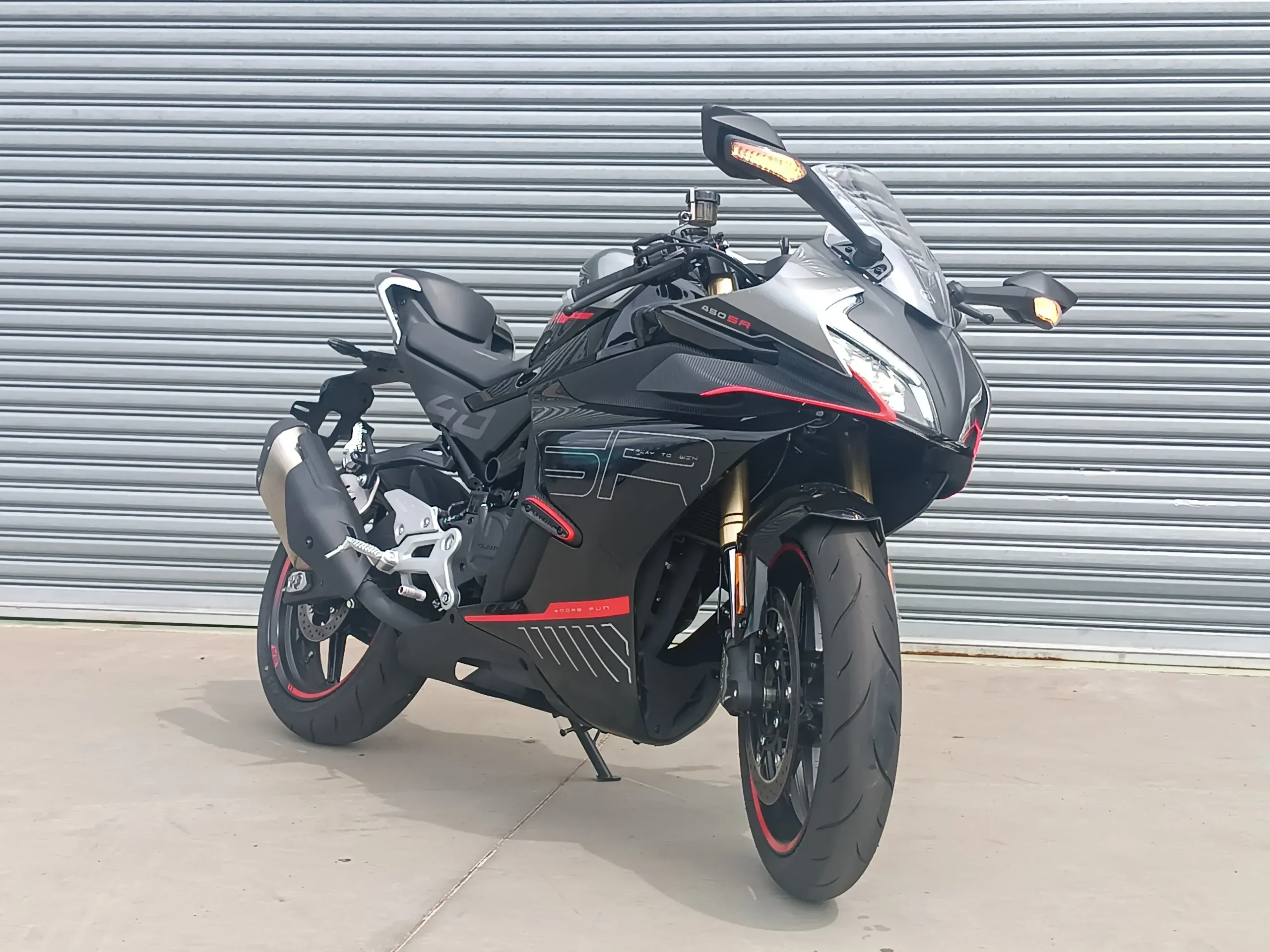 Curte uma esportiva? Pois a 450 SR é outro modelo que a CFMoto poderá vender no Brasil