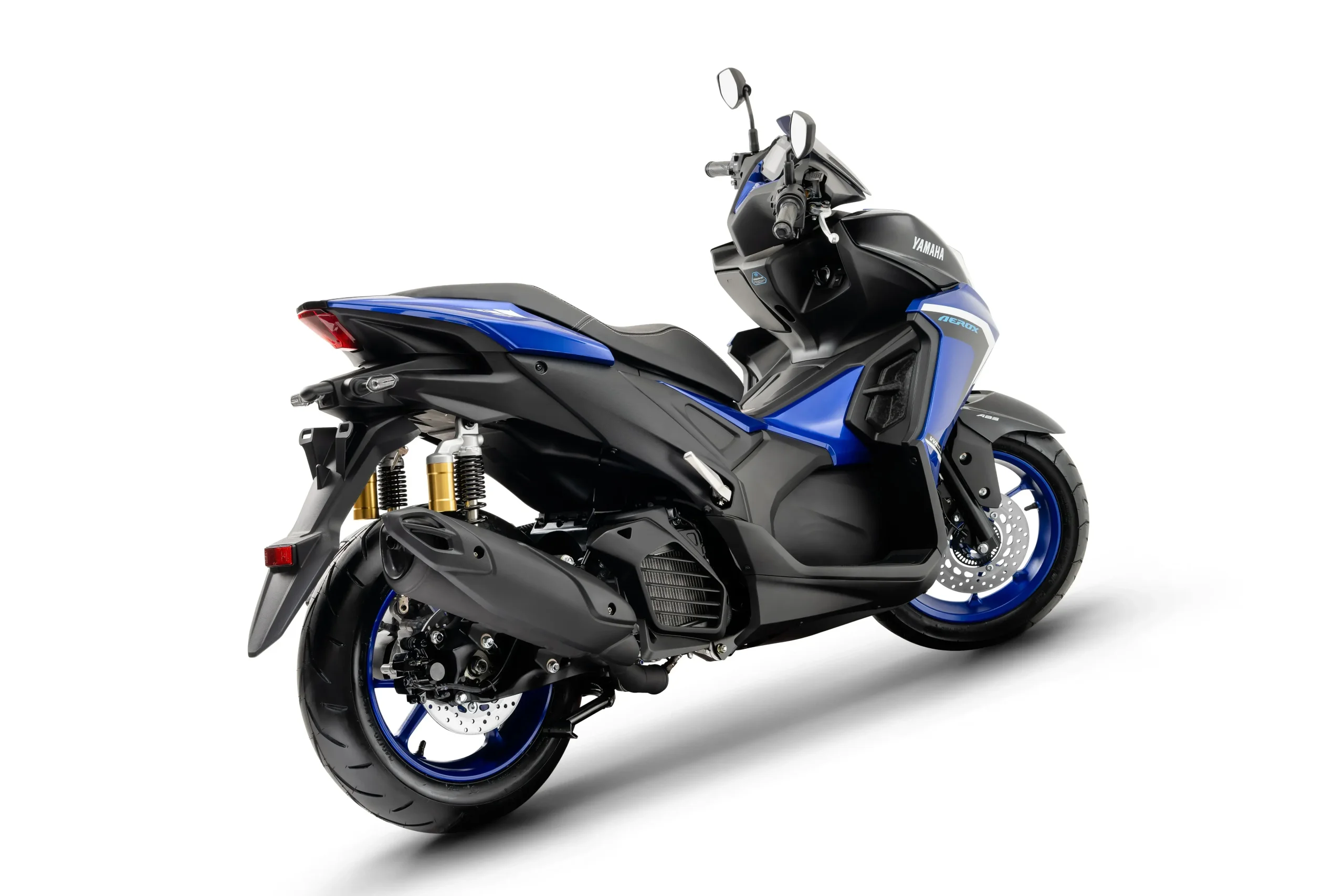 Na traseira, a lente angulosa é inspirada nas usadas pelas motos esportivas da Yamaha