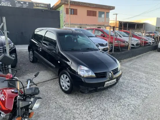 Renault Clio preto à venda por até 15 mil reais em ótimo estado, ideal para quem busca economia e confiabilidade na compra de carro usado.
