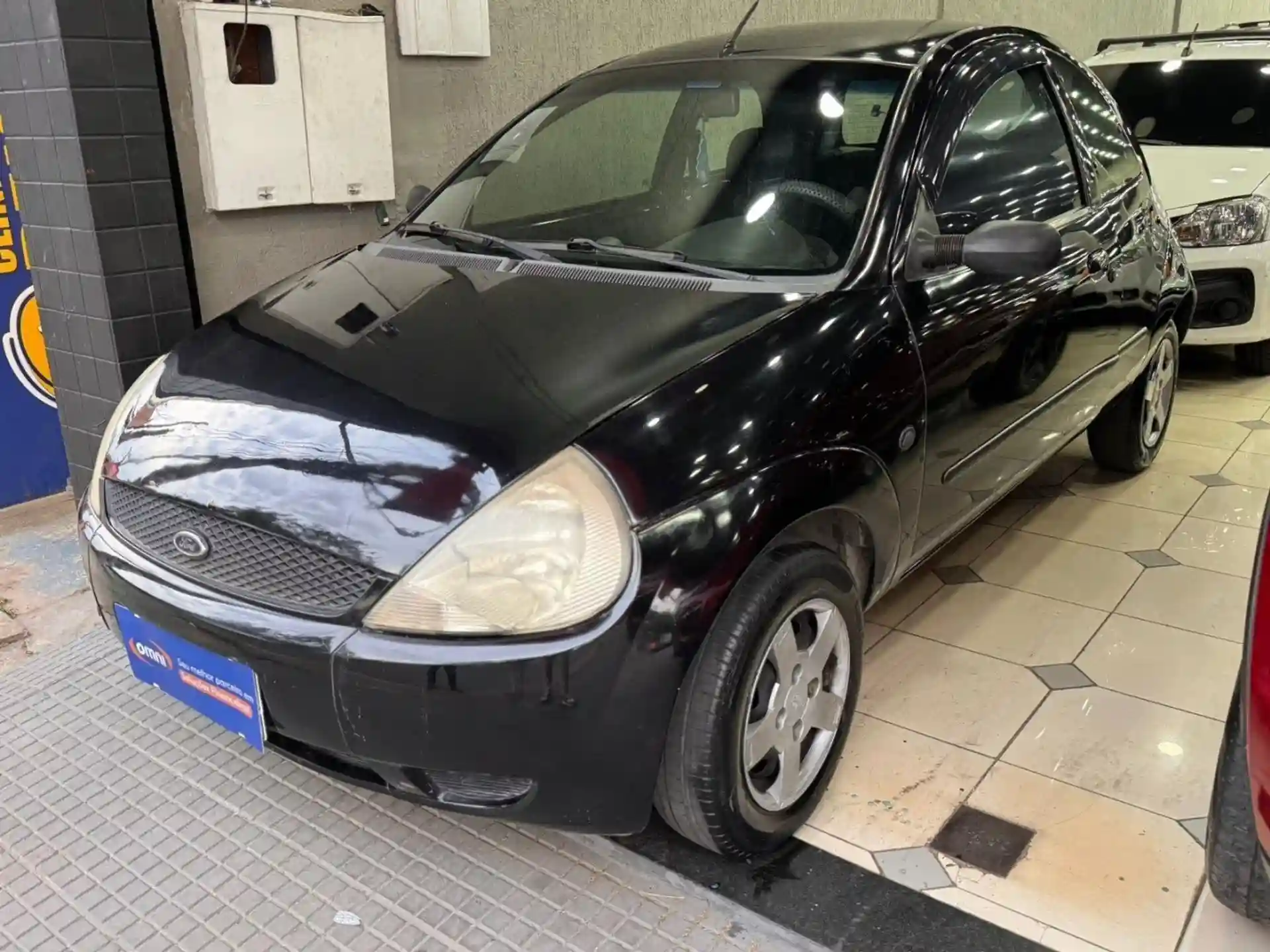 Carro Ford Ka preto em ótimo estado à venda por até 15 mil, ideal para quem busca economia e confiabilidade.
