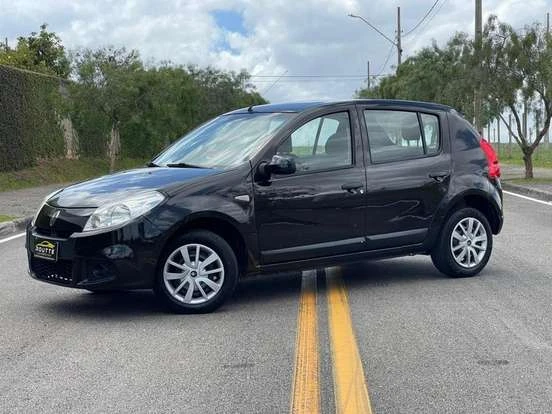 Imagem de um Renault Sandero preto em excelente estado, estacionado na rua com fundo de árvores e céu nublado, ideal para quem busca um carro acessível até 35 mil.