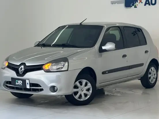 Carro Renault Clio usado à venda por até 35 mil reais, compacto e econômico, ideal para o trânsito urbano, em excelente estado de conservação.
