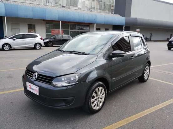 Volkswagen Fox usado à venda por menos de 35 mil reais, excelente oportunidade de compra, carro compacto, econômico e fácil de estacionar.