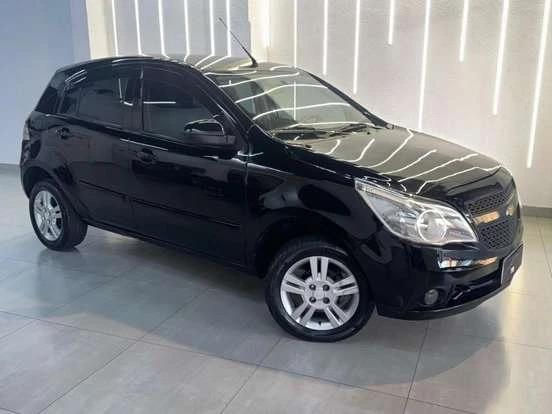 Chevrolet Agile preto à venda por até 35 mil reais, excelente oportunidade para comprar um hatch confiável e econômico.