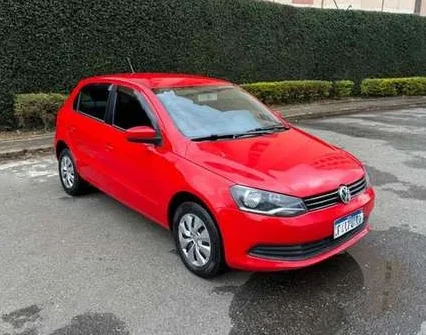 Volkswagen Gol vermelho em bom estado, perfeito para quem busca veículo econômico até 35 mil reais, ideal para uso diário e deslocamentos na cidade.