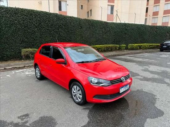 Volkswagen Gol vermelho em bom estado, perfeito para quem busca veículo econômico até 35 mil reais, ideal para uso diário e deslocamentos na cidade.