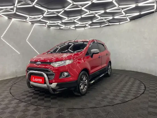 Ford EcoSport vermelha em showroom com iluminação moderna no teto, preço acessível até 50 mil reais, ideal para quem busca SUV compacto em oferta