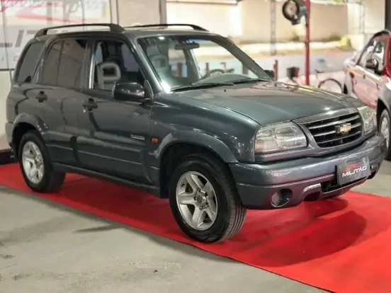Chevrolet Tracker usado à venda com preço até 50 mil reais, em bom estado de conservação, localizado em uma concessionária.