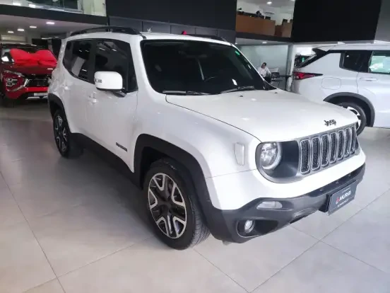 Jeep Renegade branco à venda por até 120 mil reais em concessionária, destaque para seu design robusto e interior confortável.