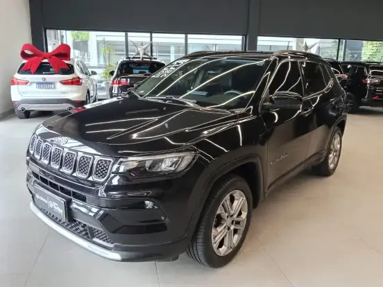 Jeep Compass 2023 cor preta em showroom, perfeito para quem procura um carro com preço até 120 mil. Grande opção de SUV compacto com design moderno.