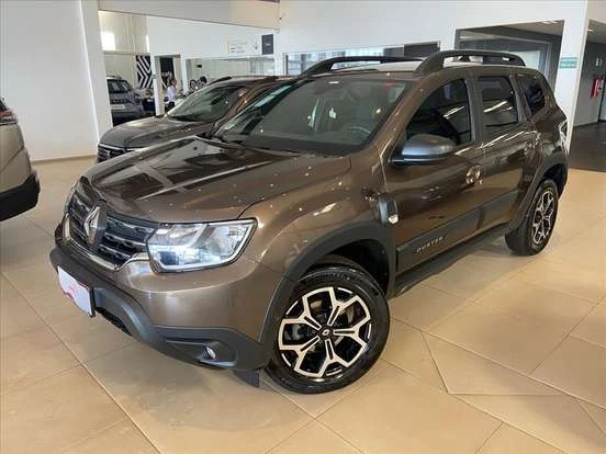 Renault Duster no showroom, destaque para seu interior em excelente estado, ideal para quem busca um carro confiável e econômico 