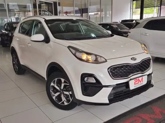 Kia Sportage branca em concessionária, destaque para o design moderno e preço acessível até 120 mil reais.