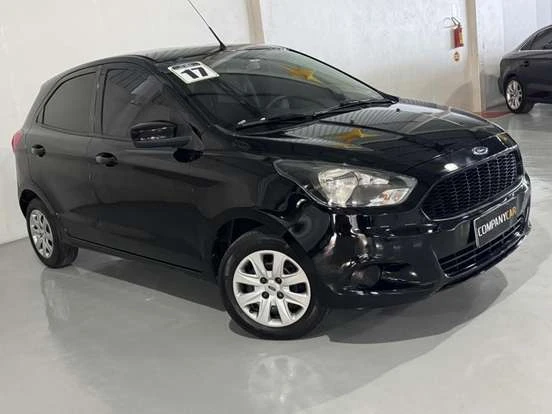 Carro Ford Ka preto à venda por até 45 mil reais estacionado em área coberta, perfeito para quem busca economia e praticidade.
