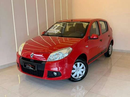 Renault Sandero vermelho em excelente estado de conservação, ideal para quem busca um carro econômico e acessível até 45 mil reais.