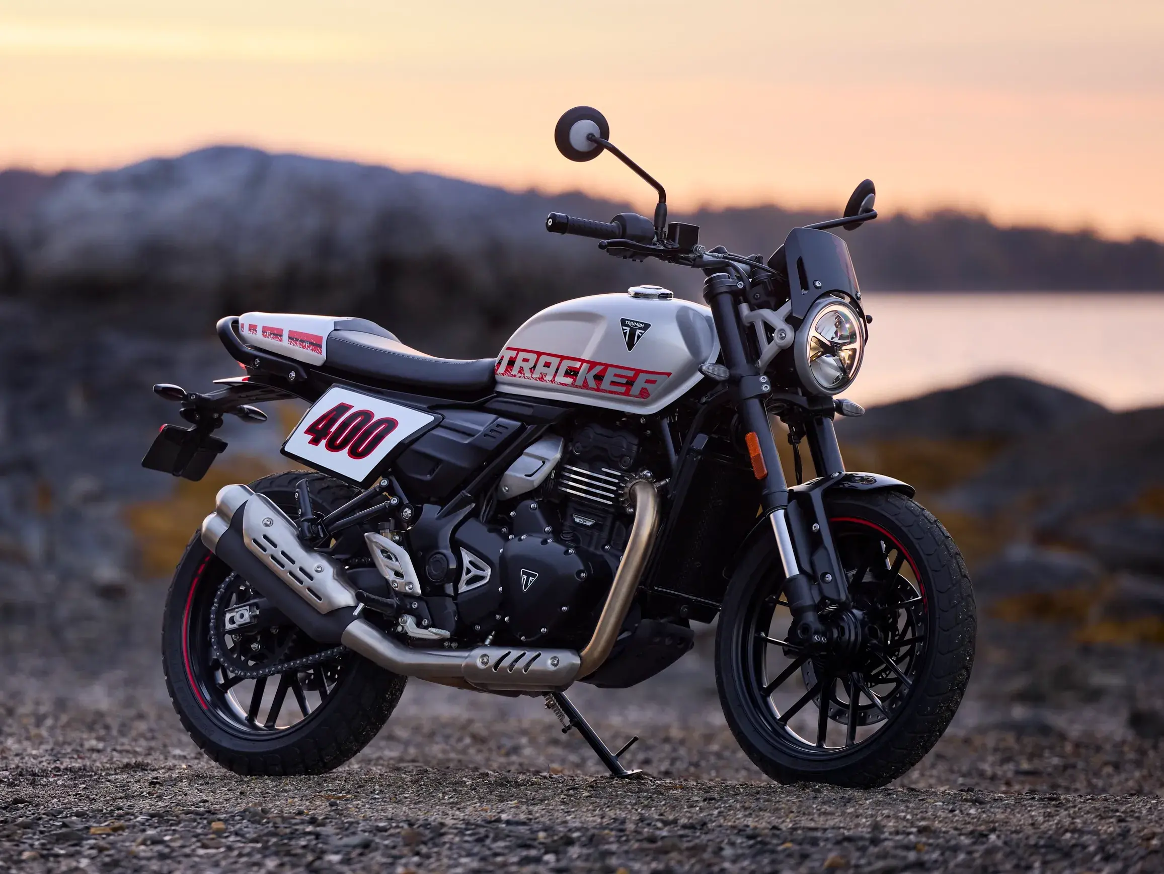 A Triumph Tracker 400 herda elementos visuais dos modelos usados em provas de Flat Track