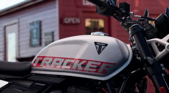 O tanque da Tracker 400 tem encaixes para os joelhos e pega 13 litros de combustível