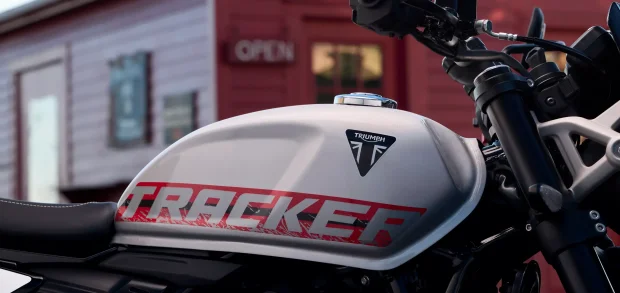 O tanque da Tracker 400 tem encaixes para os joelhos e pega 13 litros de combustível