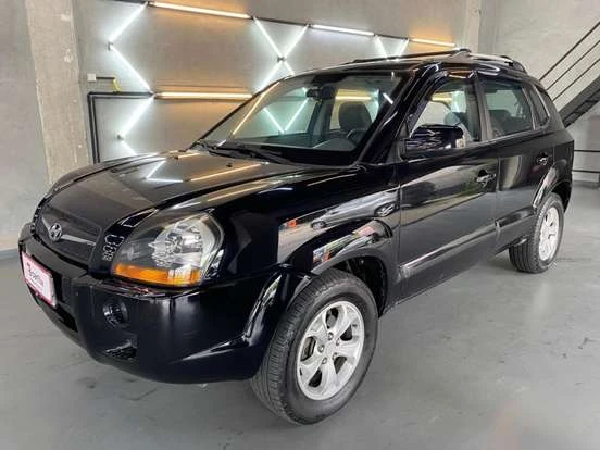 Hyundai Tucson preto em ótimo estado, disponível por até 45 mil reais. Carro ideal para quem busca um SUV confiável e acessível.