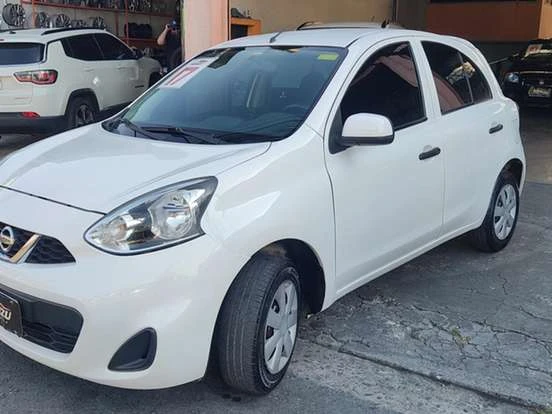 Carro Nissan March branco modelo hatch na cor branca, perfeito para quem busca um veículo confiável até 45 mil reais, ideal para uso urbano e econômico.