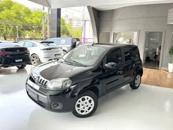 Fiat Uno preto em bom estado, disponível para venda por até 45 mil reais. Carro compacto perfeito para quem busca economia e praticidade na cidade.