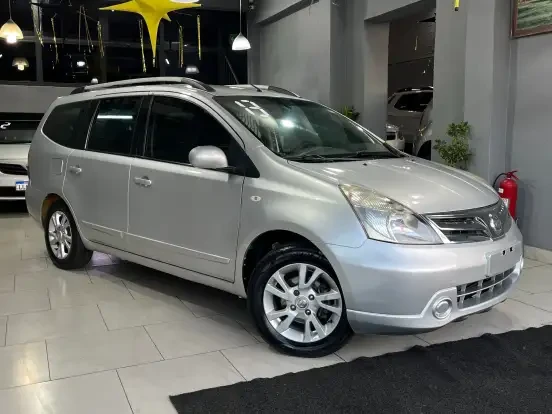 Carro Nissan Grand Livina prata em showroom, ótimo para quem busca veículo com até 45 mil reais.
