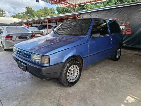 Fiat Uno azul à venda por até 10 mil reais, perfeito para quem busca um carro econômico, compacto e acessível na faixa de preço baixa.