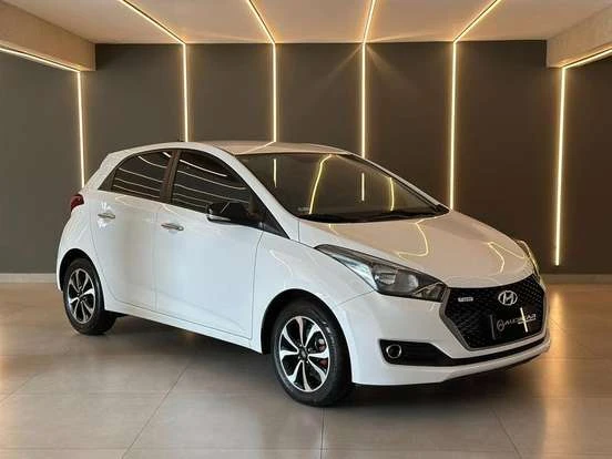 Hyundai HB20 branco à venda com preço até 60 mil reais, perfeito para quem busca economia e bom desempenho no mercado de usados.