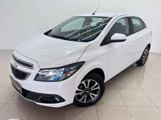 Chevrolet Onix branco em excelente estado, disponível para venda por até 60 mil reais, com ótimo acabamento e baixo consumo de combustível.