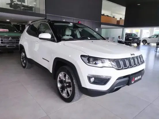 Jeep Compass branco em showroom com preço até 150 mil, destacando seu design robusto e recursos tecnológicos, ideal para quem busca um SUV confiável.