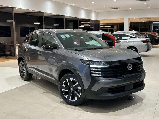 Nissan Kicks na concessionária, destaque para seu design moderno e acabamento de alta qualidade, ideal para quem busca um carro até 150 mil reais.