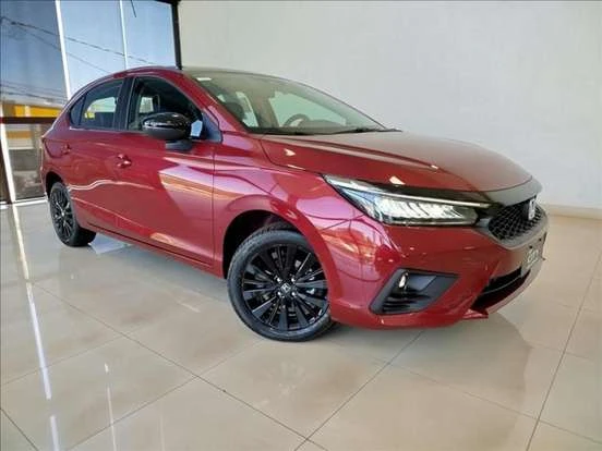 Honda City vermelho em destaque na concessionária, ideal para quem busca carro com preço até 150 mil, com design moderno e desempenho confiável.