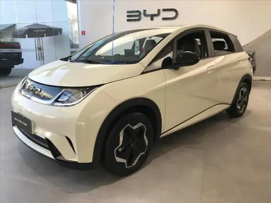 BYD Dolphin em um lançamento automotivo, destaque para seu design moderno, compacto e sustentável, perfeito para quem busca um veículo elétrico confiável até 150 mil reais.