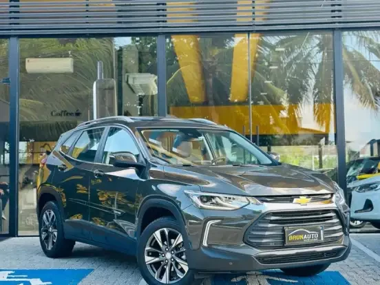 Chevrolet Tracker novo, modelo compacto à venda por até 150 mil reais, com interior moderno e design aerodinâmico em uma concessionária.