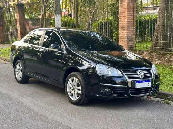 Volkswagen Jetta preto, ótimo custo-benefício até 50 mil reais, carro confortável e econômico para quem busca um sedan confiável.