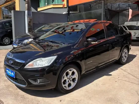 Ford Focus preto em ótimo estado, acessível por até 50 mil reais, ideal para quem busca um modelo econômico e confiável.