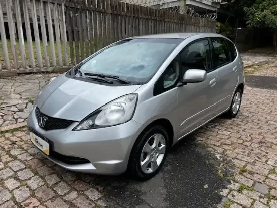 Honda Fit usado à venda por até 50 mil reais, carro compacto em excelente estado, ideal para quem procura economia e praticidade na cidade.