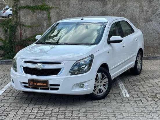 Chevrolet Cobalt branco à venda por até 50 mil reais, com bom estado de conservação, estacionamento na cidade, excelente opção de compra acessível.