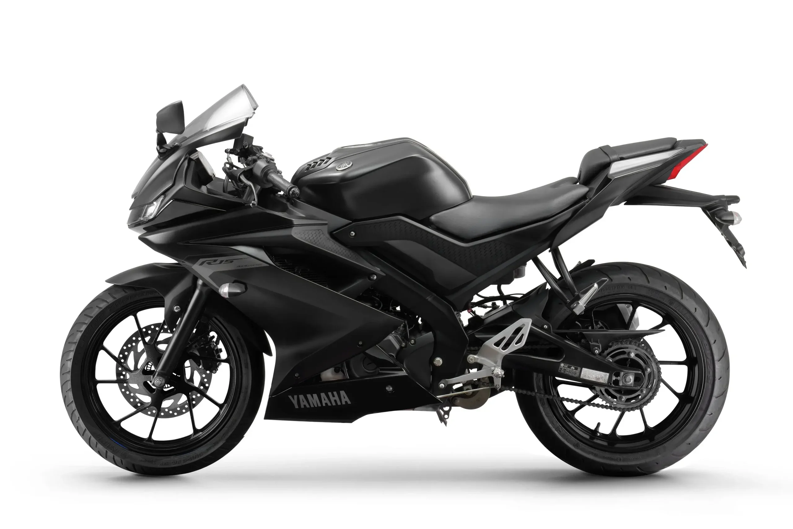 A Yamaha R15 é vendida na cor azul metálica, a clássica Racing Blue da Yamaha, e nesta opção preta fosca