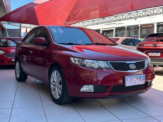 Kia Cerato vermelho à venda por até 50 mil reais, em excelente estado. 