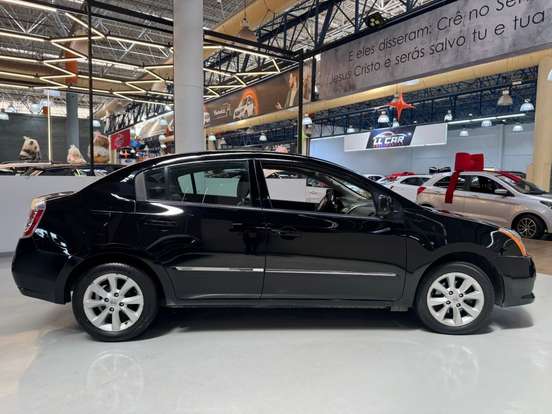 Carro Nissan Sentra preto em oferta, ideal para quem busca veículo com até 50 mil reais, perfeito para transporte eficiente e econômico.