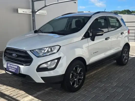Ford EcoSport branco em perfeito estado, ideal para quem busca um carro compacto e econômico com preço até 70 mil reais.