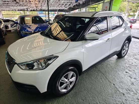Nissan Kicks branco, compacto e moderno, perfeito para quem busca um carro econômico e econômico com preço até 70 mil reais.
