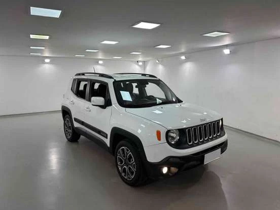 Jeep Renegade branco exibido em ambiente interno bem iluminado, destacando seu design robusto e moderno, ideal para quem busca um SUV com preço acessível até 70 mil reais.