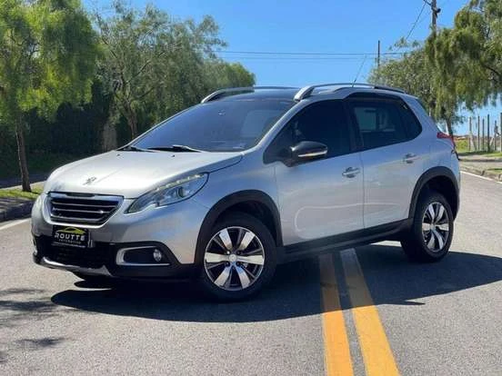 Peugeot 2008 prata em excelente estado, perfeito para quem busca um SUV compacto com preço até 70 mil reais, ideal para a cidade e aventuras.