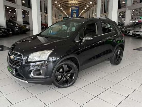 Chevrolet Tracker preto em showroom com preço de até 70 mil reais, excelente oportunidade para quem busca SUV compacto com ótimo desempenho.