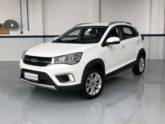 CAOA CHERY TIGGO 2 branco em showroom, com preço acessível até 70 mil reais, ideal para quem busca um SUV compacto com bom custo-benefício.