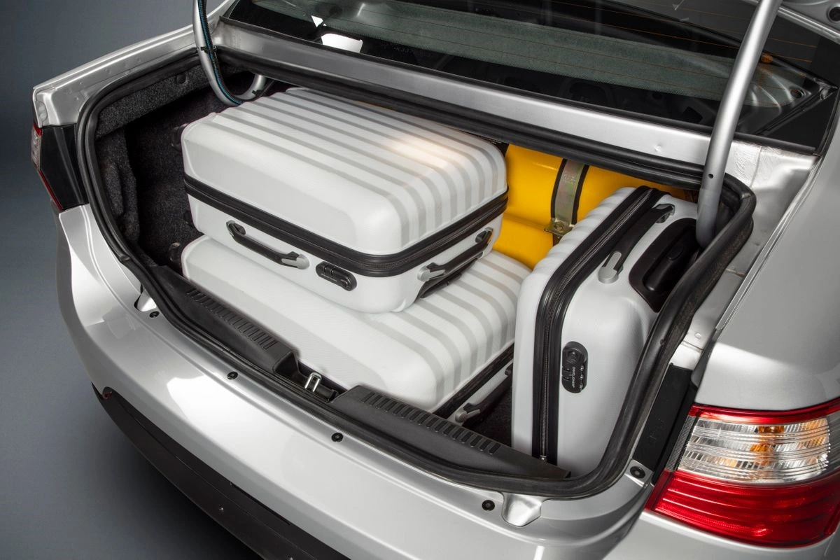 Quando instalados em automóveis com grandes porta-malas, os cilindros ainda deixam bom espaço para bagagens