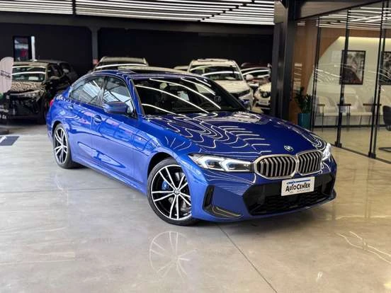 BMW 320i azul em showroom com interior moderno, destaque para design sofisticado e preço acessível até 300 mil.
