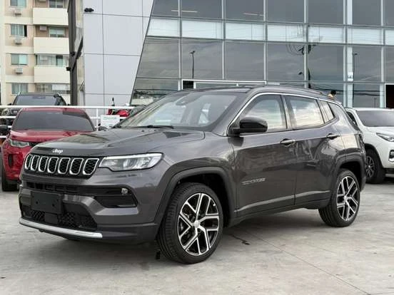 Jeep Compass preto estacionado, destacado pela sua aparência moderna e design atualizado, disponível por até 300 mil.