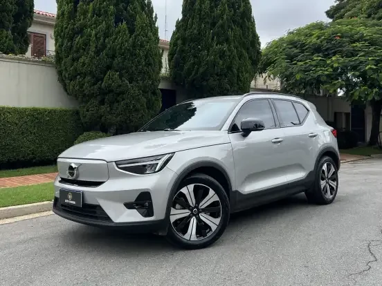 Volvo XC40 estacionado na rua, rodeado por árvores e uma cerca, destacando-se pelo seu design moderno e elegante, ideal para quem busca um SUV de até 300 mil reais.